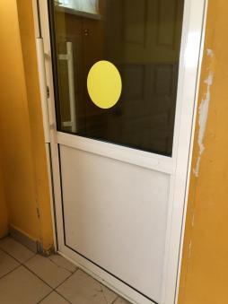 Контрастная маркировка прозрачных дверей